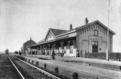154605 Gezicht op de perronzijde van het N.S.-station Culemborg te Culemborg.
